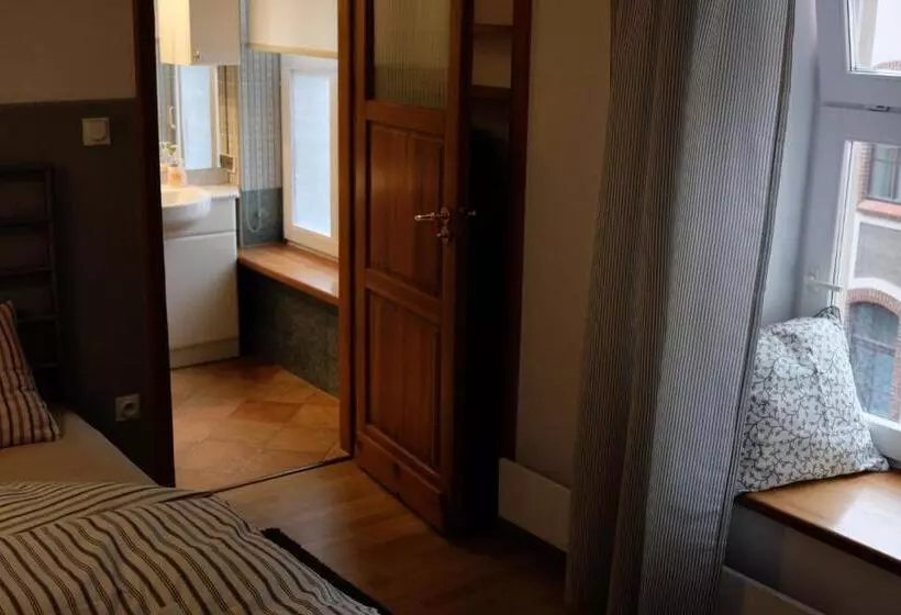 Academus Pub & Guest House