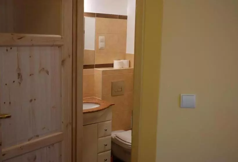 Academus Pub & Guest House