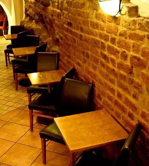 Academus Pub & Guest House