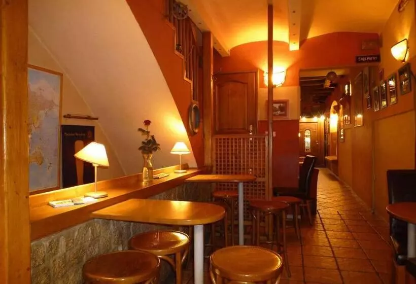 Academus Pub & Guest House