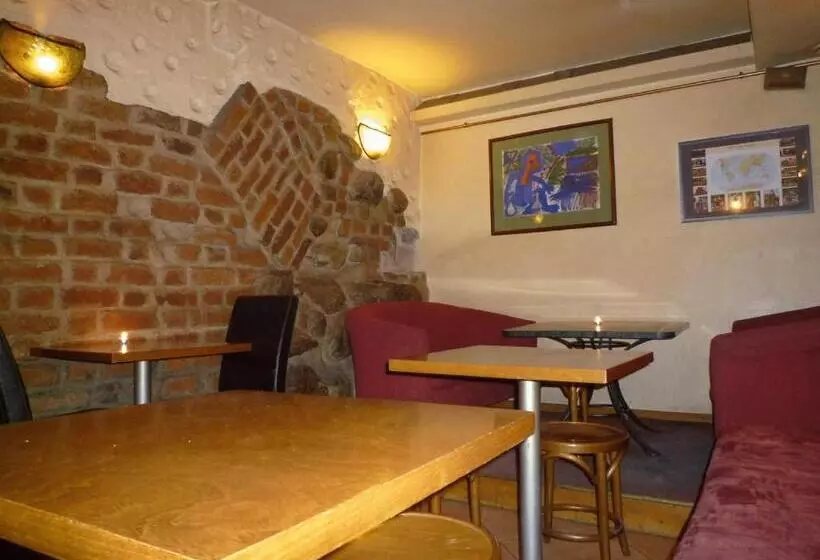 Academus Pub & Guest House