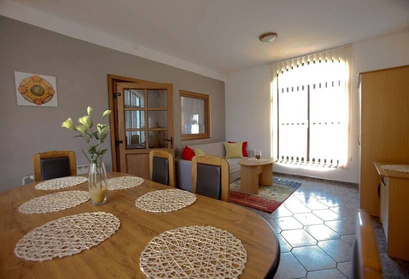 בית מלון כפרי Paradies