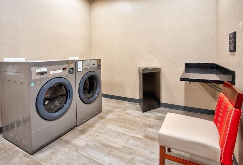 Отель Hampton Inn By Hilton Paris