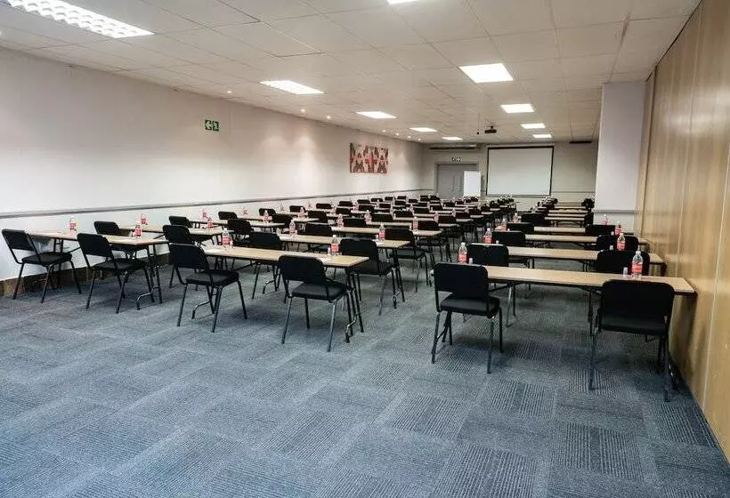 Hotelli Savoy And Conference Centre