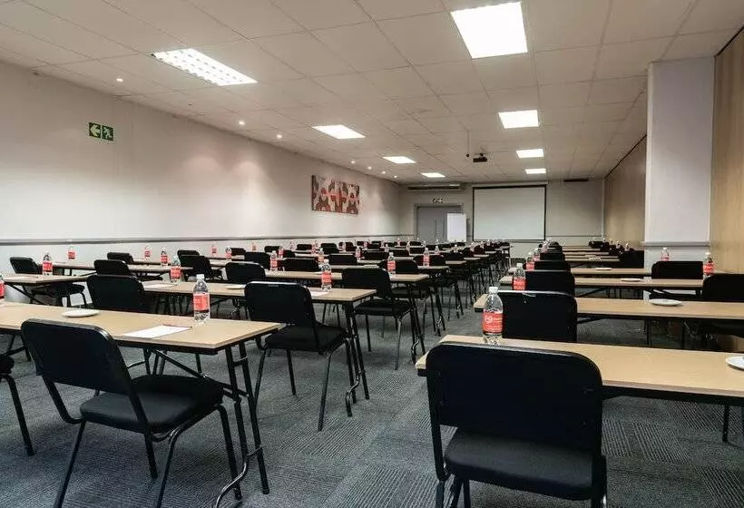 Hotelli Savoy And Conference Centre