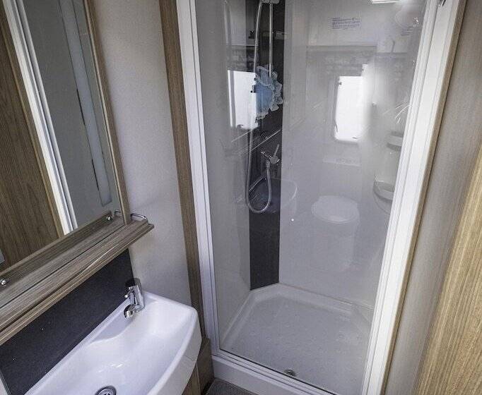 Hotel 2 Double Bed Caravan   Secure Parking And Wifi