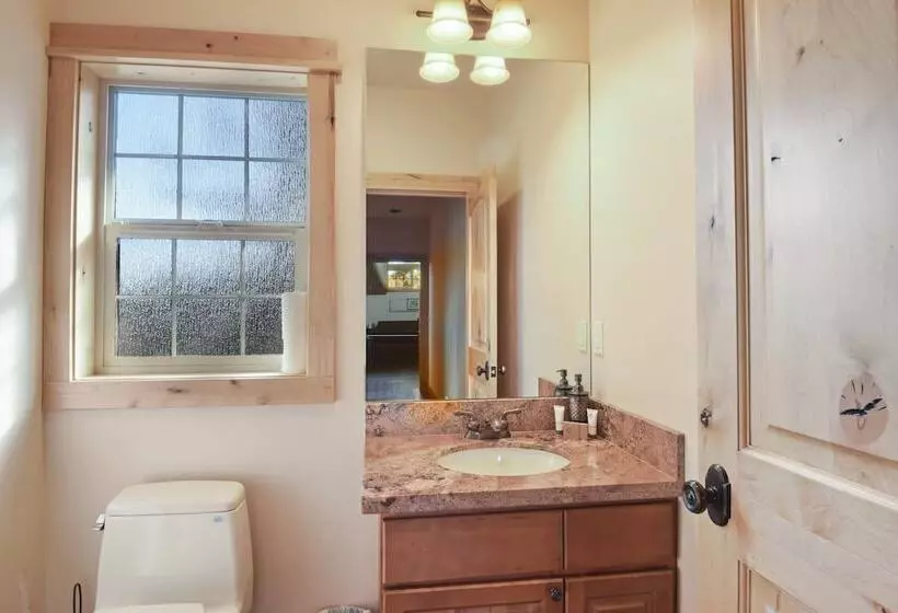 Hilltop Hideaway W/ Game Room & Forest Views!