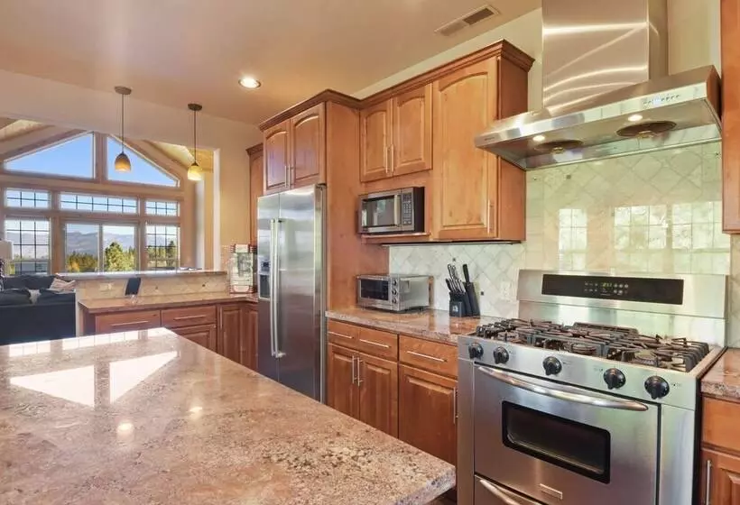 Hilltop Hideaway W/ Game Room & Forest Views!