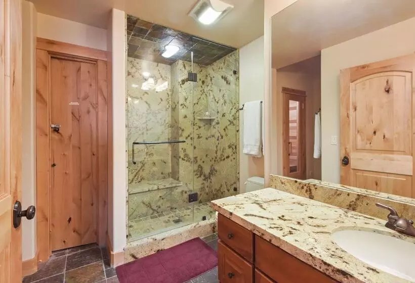 Hilltop Hideaway W/ Game Room & Forest Views!