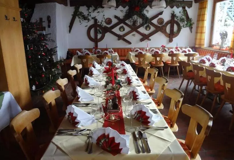 Aamiaismajoitus (B&B) Pension Nina & Gasthof Alpenrose