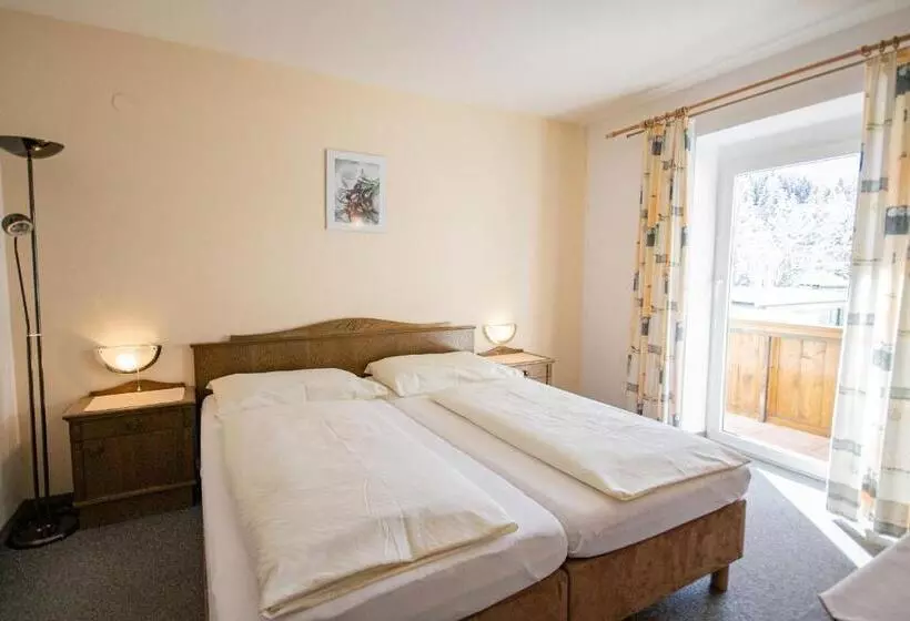 Aamiaismajoitus (B&B) Pension Nina & Gasthof Alpenrose
