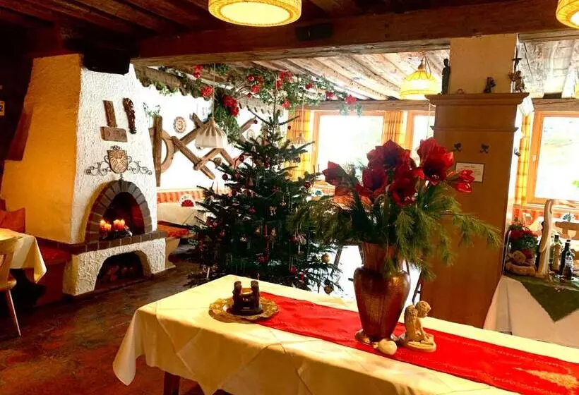 Aamiaismajoitus (B&B) Pension Nina & Gasthof Alpenrose