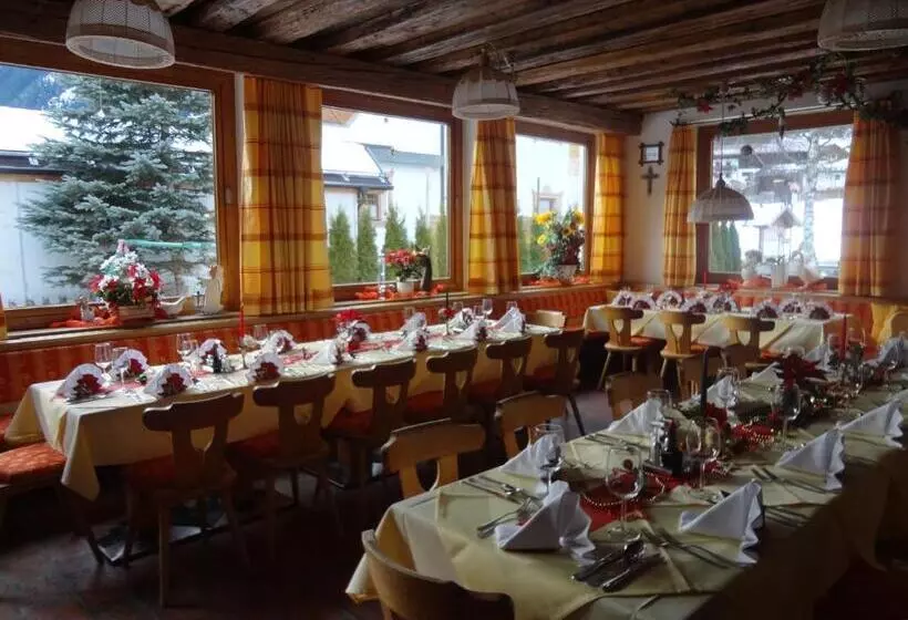 Aamiaismajoitus (B&B) Pension Nina & Gasthof Alpenrose