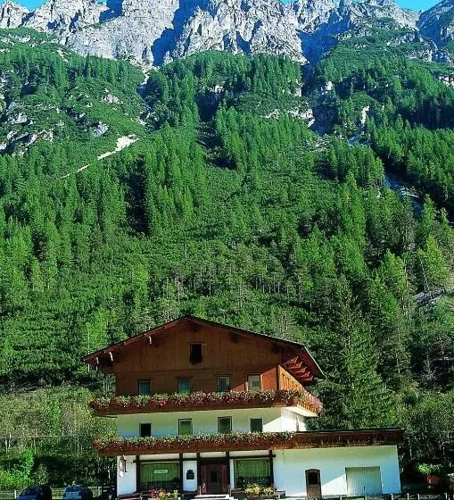 Aamiaismajoitus (B&B) Pension Nina & Gasthof Alpenrose