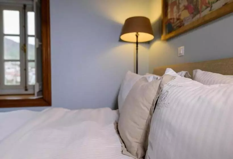 Hotelli Cotommatae Hydra 1810