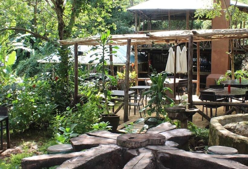 پانسیون Theanabas Trout & Seafood Grill