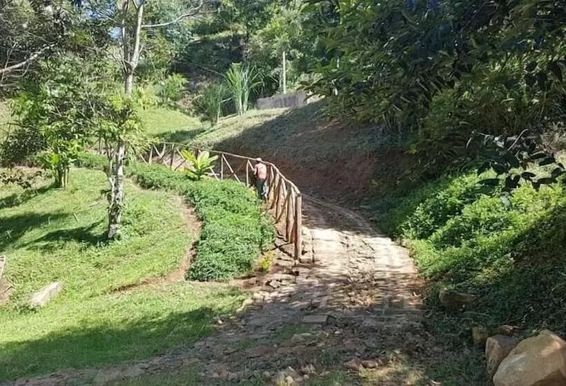 پانسیون Theanabas Trout & Seafood Grill