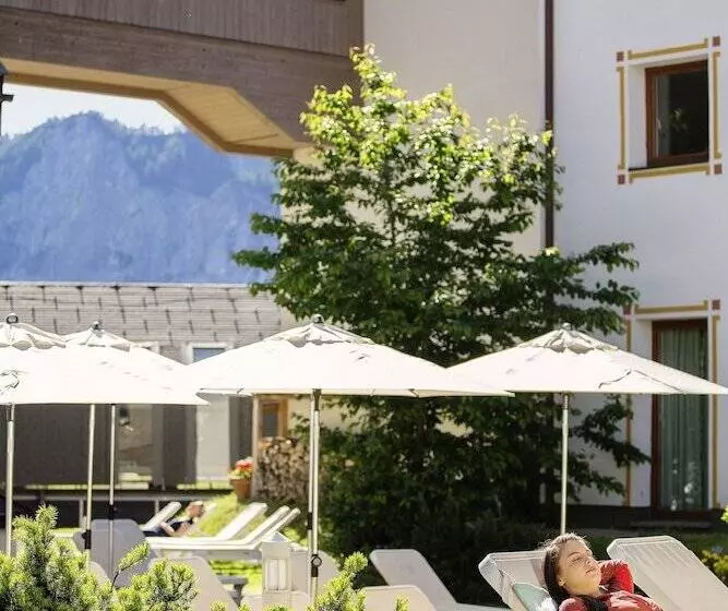 Отель Robinson Schlanitzen Alm Hermagor