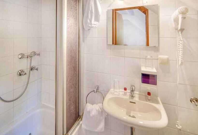 Отель Restaurant Mathildenhof