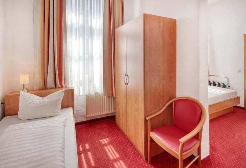 Отель Restaurant Mathildenhof