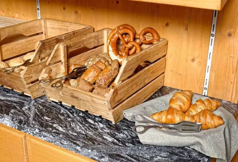 بنسيون Zum Maximilian