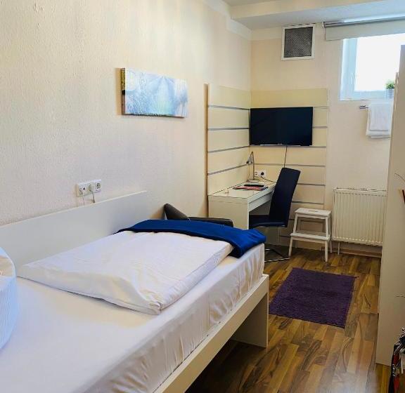 הוסטל Airport  Hallbergerhof