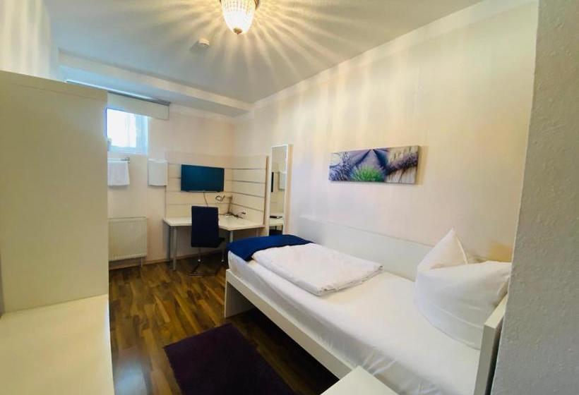 הוסטל Airport  Hallbergerhof