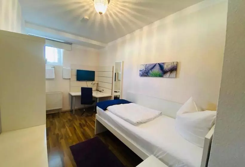 הוסטל Airport  Hallbergerhof