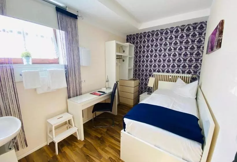 הוסטל Airport  Hallbergerhof