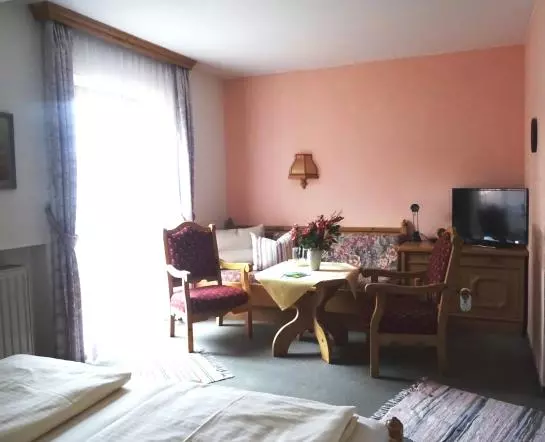 Отель Fränkischer Hahn