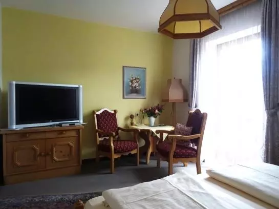 Отель Fränkischer Hahn