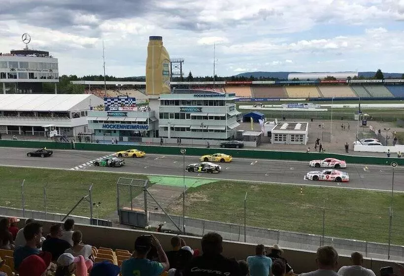 פנסיון Und Restaurant  Gasthaus Zur Pfalz