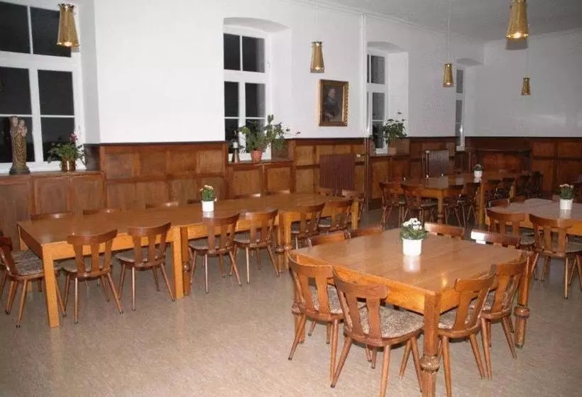 住所 Nikolauskloster