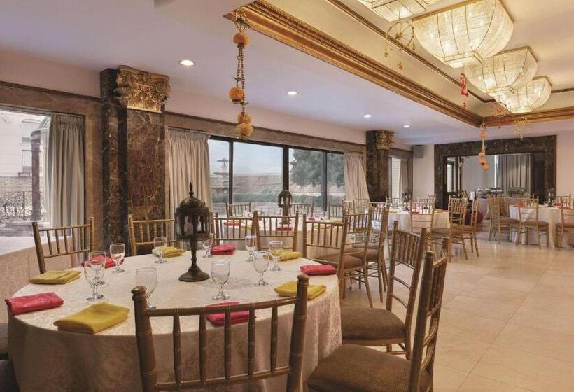 فندق Radisson Toronto Airport West