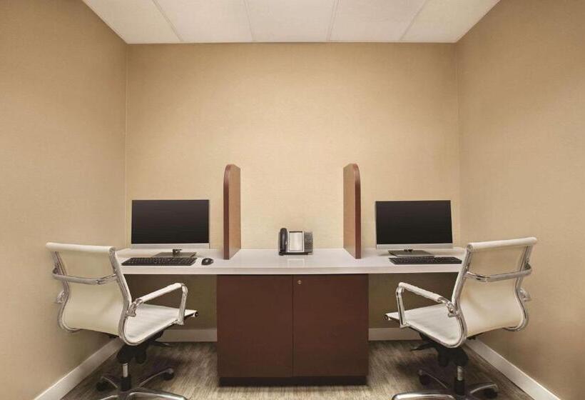 فندق Radisson Toronto Airport West