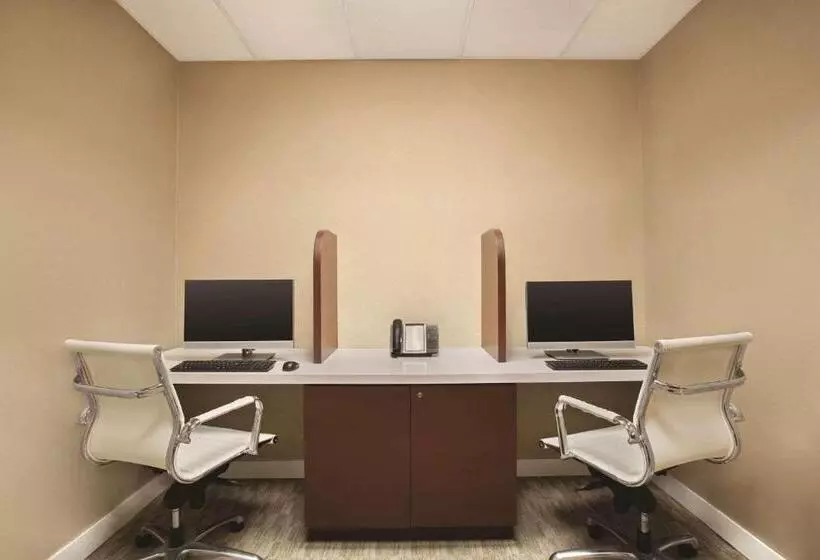 בית מלון כפרי Radisson Toronto Airport West