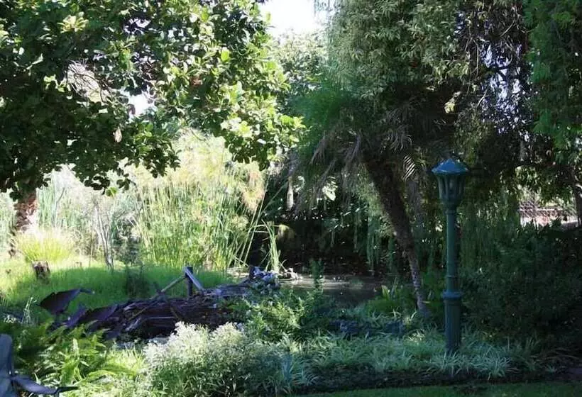 Majatalo African Vineyard Guest House