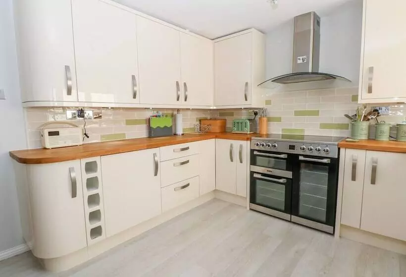4 Bryn Seiri Road