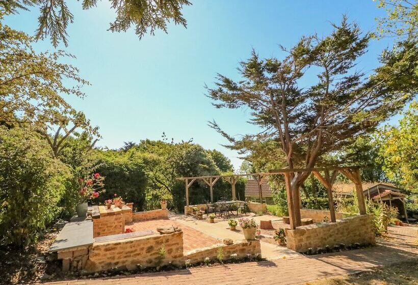 Fossil And The Cross Cottage