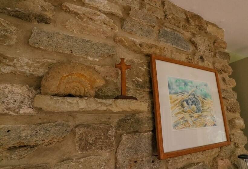 Fossil And The Cross Cottage
