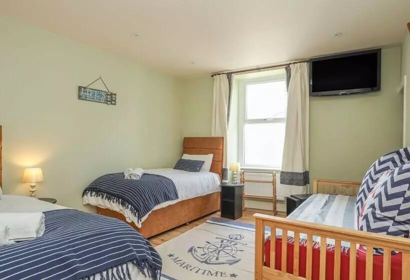 Gadlys House   Waters Edge