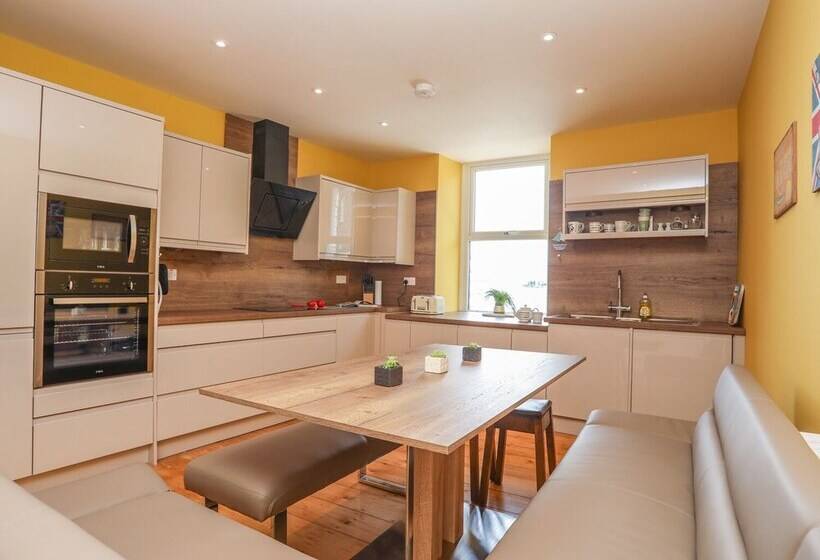 Gadlys House Waters Edge