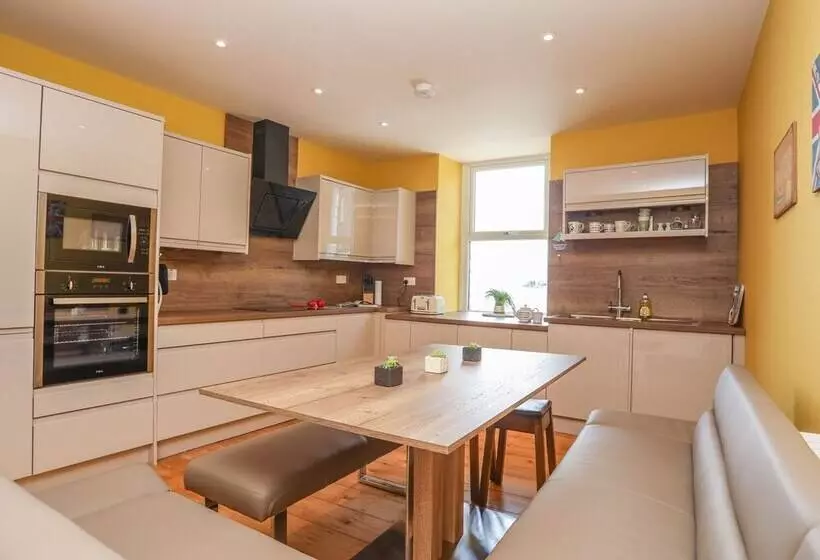 Gadlys House   Waters Edge