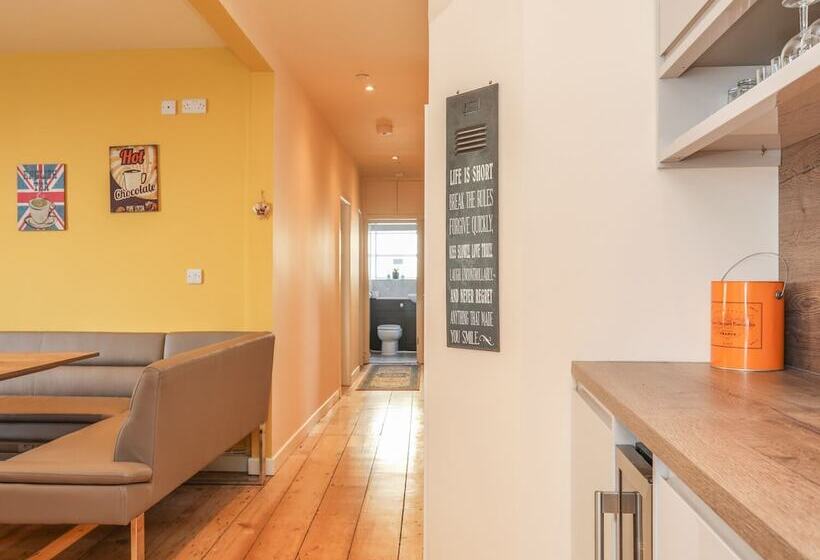 Gadlys House Waters Edge