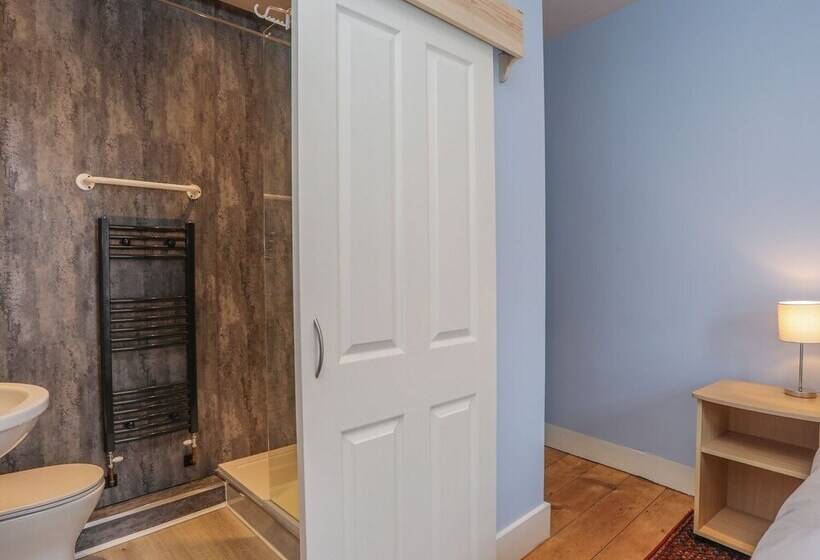 Gadlys House Waters Edge