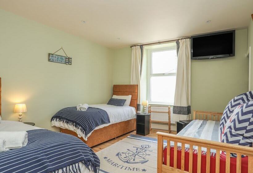 Gadlys House Waters Edge