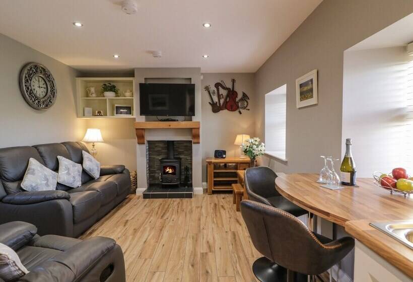 Lough Island Reavy Cottage