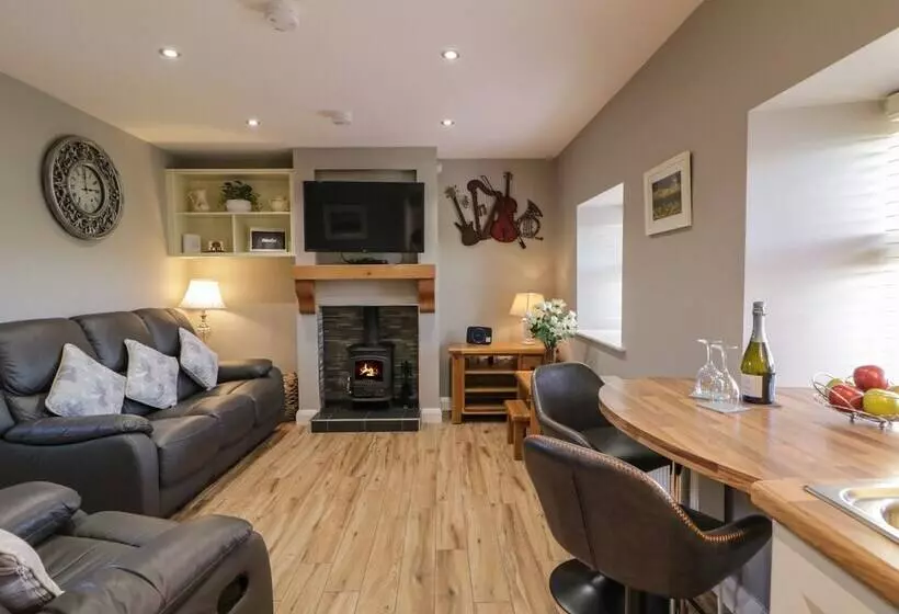 Lough Island Reavy Cottage