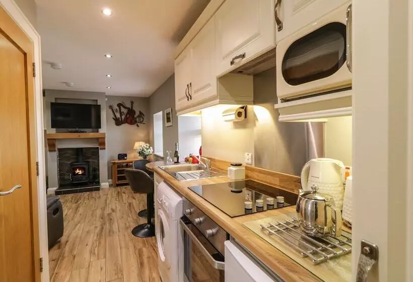 Lough Island Reavy Cottage