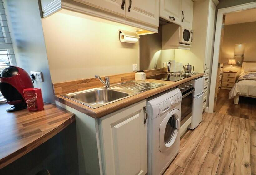 Lough Island Reavy Cottage